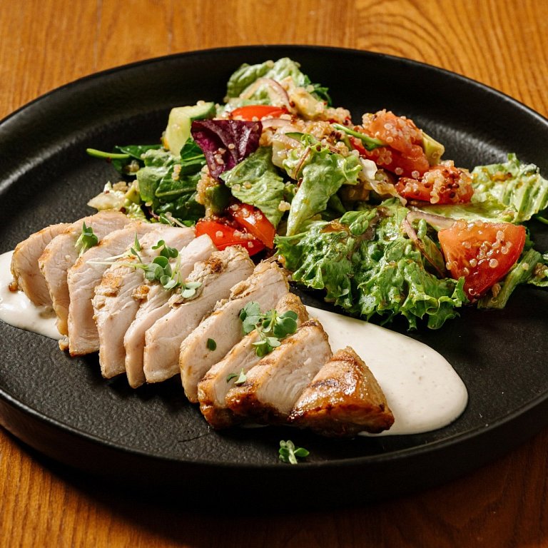 П Индейка с салатом киноа и сливочно-кунжутным соусом